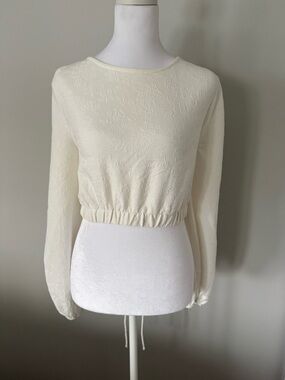 Emory Park Cream Floral-Textured Long-Sleeve Cropped Top. Size L